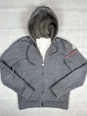 Moncler zip hoodie grå - Moncler zip hoodie | Skick: 9/10 | Size: S | Färg: Grå | Nypris på denna ligger på cirka 6000kr | Hör gärna av er vid frågor och funderingar!🤗