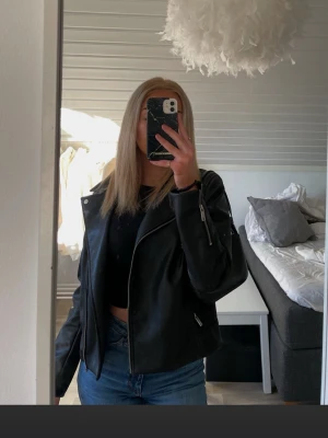 Skinn jacka  - Skinn jacka i storlek 38 S/M. Använd många gånger men i bra skick, avklippt logga som man kan se på sista bilden men den är ifrån H&M. Perfekt inför våren nu 🌸🌸