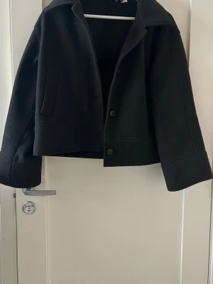 Vår jacka  - Svart perfekt jacka inför våren, storlek S. Lite nopprig men fixar de innan jag skickar iväg den. Annars i bra skick 💞