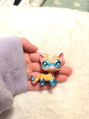 Littlest pet shop - Super hero katt, vet inte om den är äkta eller inte men ser äkta ut.