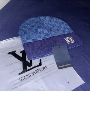 Lvmössa - Blå rutig mössa. Helt ny. Perfekt för dig som gillar trend och modestil. Fraktas direkt efter köp. One size.