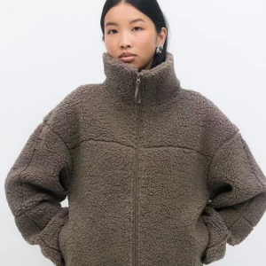 Brun teddyjacka - Jätte fin brun teddy jacka från Gina❤️ Storlek xs men sitter som S skulle jag säga❤️