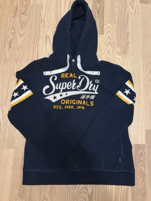 Superdry hoodie - Riktigt fet superdry hoodie i S men skulle också funka på medium. Tröjan är i riktigt bra skick utan några skavanker allts. Vid frågor om bilder eller liknande är det bara att fråga😄💛