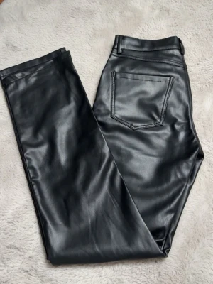 Svarta straight fit jeans i skinnlook - Säljer pga att jag inte använder dom men de är jätte fina på💞