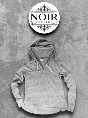 Grå hoodie från Hollister - Snygg grå hoodie från Hollister med klassisk huva och dragsko. Tillverkad i mjukt material som känns skönt mot huden. Perfekt för en avslappnad och trendig look. Passar till det mesta och är enkel att matcha med andra plagg.