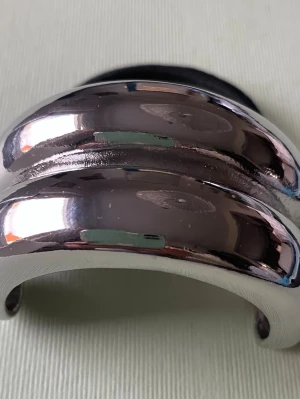 Brett silverfärgat hårband  - Snyggt och chunky hårband i silverfärgad metall med rundad, bred form. Den har en slät, blank yta. Perfekt för dig som gillar statement-accessoarer och vill sticka ut med en modern look.