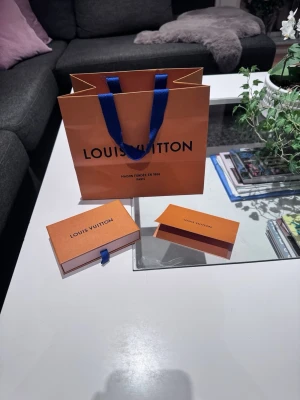 Blå Louis Vuitton plånbok med tryck - Säljer en blå korthållare från Louis Vuitton i skinn. Den är limited edition blue lagoon. Plånboken har klassisk LV-monogramstruktur i bakgrunden och kommer med originalförpackning och dustbag. Nypris ca 5000 aldrig använd, köpt i london.