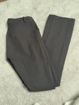 Svarta  kostymbyxor från BikBok - För små💞