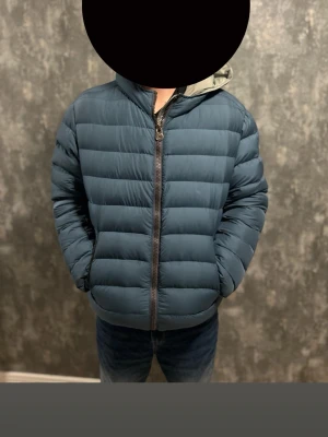 Colmar jacka - En ritkigt snygg blå jacka ifrån colmar i storlek M. Den passar till storlek M , riktigt fint skick inga tecken på användning. Skick: 10/10🌟