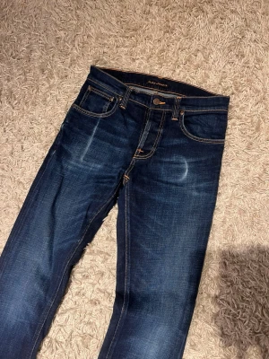 Nudie jeans grim tim snus fade dry denim slim fit  - Nudie jeans slim fit grim tim. Mycket bra skick med snygga slitningar. Storlek 30/32 och sitter slim. Postas antigen samma dag som köp eller dagen därpå 💯🙌