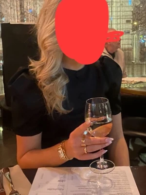 Svart puffärm blus - Trendig svart blus med puffärmar och rund halsringning. Blusen har en stilren och enkel design som passar perfekt till både jeans och kjol. Materialet ser ut att vara mjukt och följsamt, vilket ger en snygg siluett. Perfekt för dig som gillar en clean och modern look.