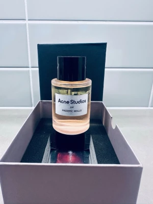 Acne Studios parfym av Frédéric Malle 100ml  -  Jag säljer en Acne Studios av Frédéric Malle-parfym som jag bara har öppnat för att få några bilder. Den är perfekt skicklig och väntar på en ny ägare. Om du är intresserad, nypris 3820 kr 