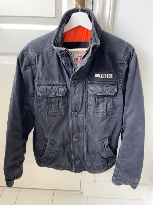 Hollister fieldjacket fodrad  - Hollister fieldjacket fodrad, skön och rare jacka. Inga defekter! Modellen i bilderna är 180 cm 75 kg och bär Storlek M , Kom med frågor! 🌟 (Kan gå ned i pris vid köp av paket 😉)