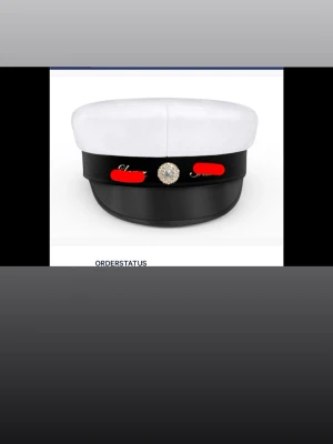 Studentmössa  - Klassisk studentmössa med vit ovandel och svart skärm. Mössan har text både fram och bak samt en dekorativ knapp framtill. Texten på baksidan lyder 'I ain't a kid no more'. Säljer studentmössa – helt ny men med personlig brodyr du enkelt kan klippa bort. Helt ny då jag beställt annan mössa, så den är i nyskick. Stort namn broderat framtill + text baktill: “I aint a kid no more”.  Perfekt till studenfirande om du vill slippa köpa en dyr mössa. Skriv så får du mer info. Först till kvarn!