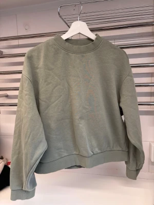 Sweatshirt från weekday  - Grön sweatshirt från weekday. Storlek S. 
