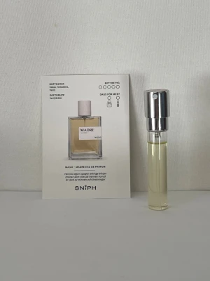 Madre Eau de Parfum från MAiLO - Madre Eau de Parfum från MAiLO,  Doften har noter av vanilj, tonkaböna och kakao, och tillhör doftgruppen vanilj & söt. Perfekt för dig som gillar mjuka och varma söta dofter.  Niche märke för den som vill testa mera niche parfymer. Test sprayad 