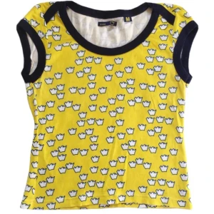 Vintage mönstrad topp/ t-shirt med tryck/ graphic tee, Svea, y2k/ cyber/ alt/ 2000tal/ 00tal/ 70tal - Unik vintage kortärmad topp från Svea med mörkblå detaljer på!