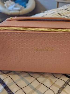 Necessär rosa/coral - Väl använd necessär som jag inte använder längre. Sminkfläckar finns men jag har inte fått bort dem.