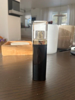 Hugo Boss NUIT edp 50ml - Säljer Hugo boss NUIT edp 50ml som har utgått och inte finns att köpa längre. Den har förvarats mörkt och svalt. Jättesvårt att uppskatta hur mycket det är kvar i den då man inte kan se, därav priset på 100kr.