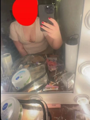 Rosa knyt topp - Jag säljer denna rosa knyt topp då jag tycker den inte ser bra ut och att den inte passar på mig. Använd max 2 gånger. På bild 3 ser det ut som att tröjan är smutsig men det var bara ljuset, hör av er om frågor!