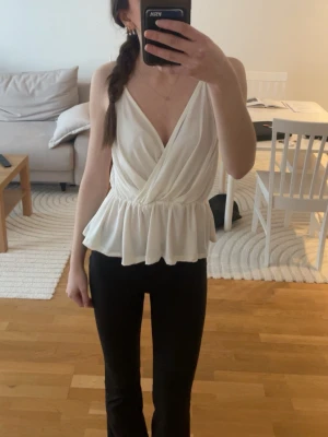 Söt topp! - S/M - Söt sommartopp/ fest topp. Finns ingen storlek men skulle säga S/M. Aldrig använt! 💗Öppen för prisförslag. 