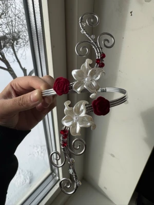 Armcuff  - Finns både i silver och guld💞 Lättböjd material som är enkel att justera. Vid osäkerhet, skriv gärna din till mig din omkrets på armen🥰 Jag gör även customs!