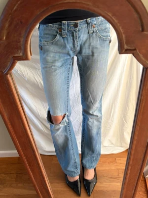 Bootcut Jeans - Lågmidjade bootcut jeans från Freeman Porter. Diverse slitningar vid knät, hälarna osv., och True Religion-liknande fickor! Storlek 36-38, hör av dig för exakta mått.