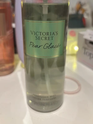 Victoria's Secret Pear Glacé parfymmist - Fräsch parfymmist från Victoria's Secret i doften Pear Glacé. Flaskan är genomskinlig med grön etikett och innehåller 250 ml. Doften har inslag av söt päron och daggfrisk melon. Perfekt för dig som gillar fruktiga och lätta dofter. endast testad, kostade 300