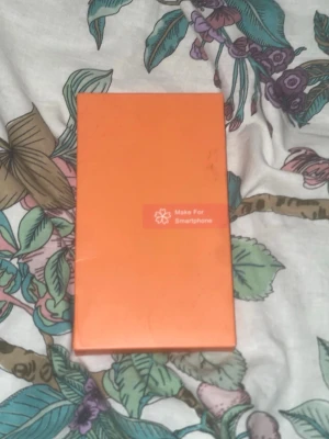 Orange mobilskal till iPhone 13 Pro Max - Säljer ett orange mobilskal till iPhone 13 Pro Max. Skalets design är enkel och stilren, och det är tillverkat i ett tunt och smidigt material som ger bra skydd utan att kännas klumpigt. Passar perfekt för dig som vill ha ett färgglatt och funktionellt skal.