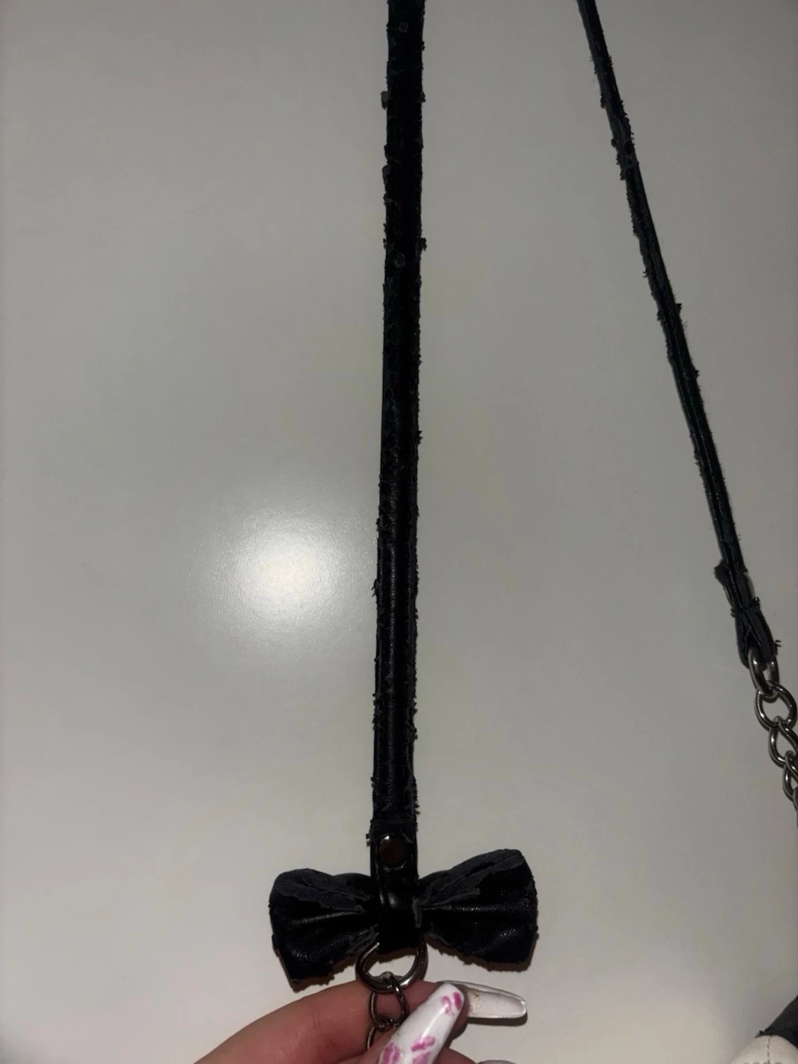 Svart och vit axelväska med rosett - 2