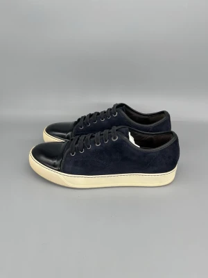 Lanvin Dbb1 Patent Cap Toe Skor Navy - • The shoes have been gently used and are in very good condition  • Size: EU40 / UK6 (fits 41)  • Color: Navy  • Retail price: 5000 SEK / 450€  • No accessories included