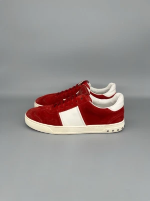 Valentino Flycrew Skor Röd Mocka - • The shoes have been gently used and are in very good condition  • Size: 43 (fits 43.5–44)  • Color: Red  • Retail price: ~5000 SEK (no longer in production)  • No accessories included