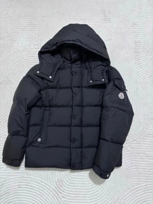 Svart dunjacka från Moncler - Säljer en svart dunjacka från Moncler med avtagbar huva. Oanvänd i storlek 2 