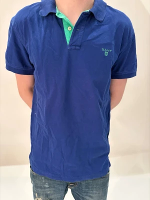 Gant pike -  Säljer en blå Gant piké i storlek M, rätt bra  skick, skriv vid frågor så klart