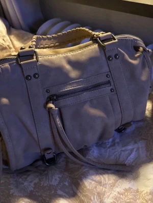 Bershka väska - Väska från bershka i fint skick i färgen beige 