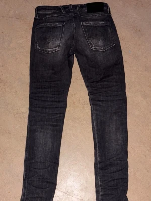 Replay jeans Aged 05 - Tjena säljer nu mina replay jeans som är i nyskick använda ca 15 gånger dom är köpa i januari men har knappt använt dom då dom är lite för små för mig dom passar dom som är 170-185 och väger runt 60-75 beroende på önskad passform modellen är 167 och väger 57 lite stora på honom skriv för mer frågor mvh ResellCLTS.     