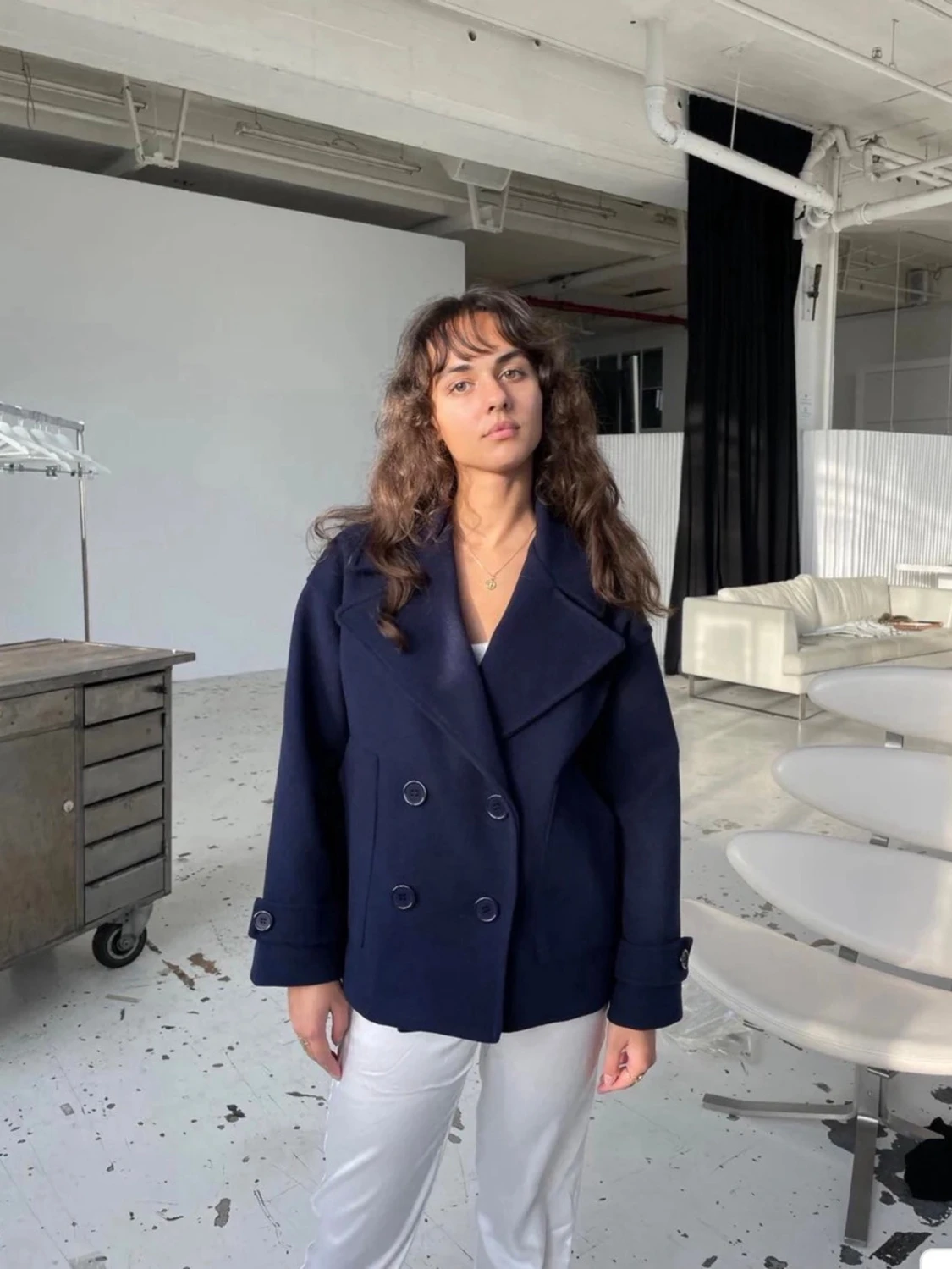 Mörkblå dubbelknäppt kappa