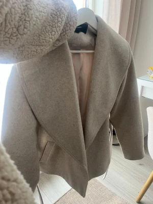 Beige omlottkappa från Vero Moda - Perfekt jacka nu inför våren!💐