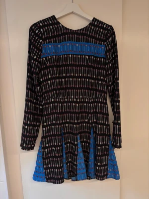 Klänning  - Mönstrad klänning från BCBG. Mycket fint skick, knapppt använd. Nypris runt 2000kr. 