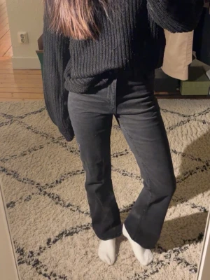 Svarta jeans  - Säljer ett par svarta jeans med hög midja från Lindex. Storlek 34