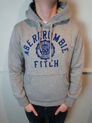ABERCROMBIE & FITCH HOODIE - Snygg hoodie från Abercrombie  | Storlek: S | Skick: 8.5/10 | Hör gärna av dig om du har några funderingar! 