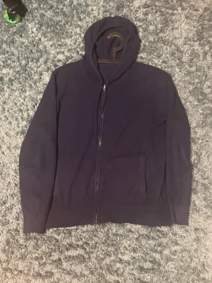 Kashmir zip - Säljer min Kashmir hoodie med inget speciellt märke men skönt material och färg, passar någon är 180-185