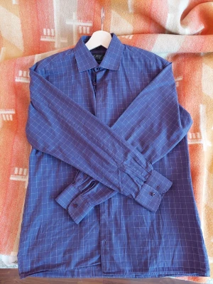 Lila rutig skjorta Oscar of Sweden - Säljer denna lila skjorta med rutigt mönster från Oscar of Sweden. Avslappnad passform med bra längd som kan bäras både utanför och instoppade i byxor. Inga tydliga tecken på användning, säljs hel och ren!