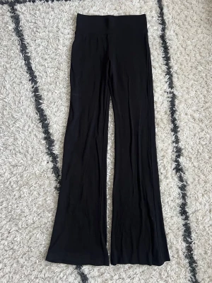 Tights 🖤 - Säljer ett par svarta leggings från Alcott med ribbad linning. Modellen har utsvängda ben och är gjorda i ett mjukt, stretchigt material som sitter skönt på kroppen. Storlek S, kanske något mindre i storleken. Uppfattar dom som mid waist. Aldrig använda, endast tvättade 🖤  