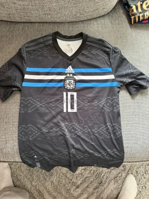 Argentina Messi matchtröja Adidas - Rensar garderoben och hittade denna Messi tröja. Riktigt fräsch och snygg men för liten för mig nu.