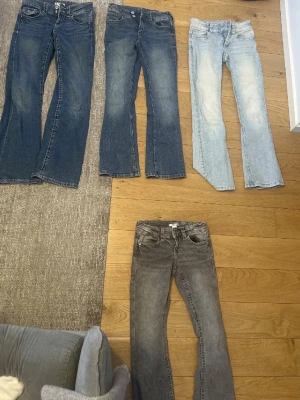 Jeans  - Två jeans ifrån Gina och två från hm , de kostar 100kr styck och 170kr för två stycken💕skriv om nån av de blir intressanta , då kan jag skicka närbilder osv/ alla är i storlek 152 men skulle säga att vissa känns större / de är flared och bootcut💕