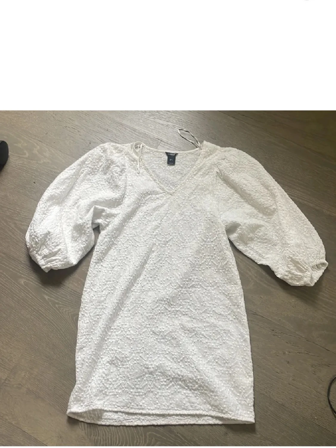 Vit omlottklänning med puffärm