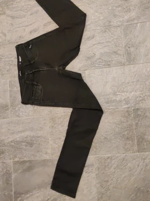 Replay Jeans Svart - Hela och rena men något urtvättade Replay Anbass. Ger en skön vintage känsla men ändå premium bekvämlighet som Replay erbjuder med sin stretch funktion