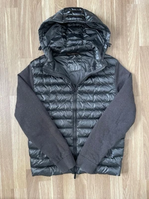 Grå Massimo Dutti cardigan  - En grå Massimo dutti cardigan med avtagbar luva. Cardiganen har storleken L och är i väldigt bra skick. Skriv vid behov av fler bilder eller  funderingar😃.