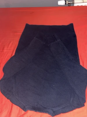 Mörkblå stickad tröja Morris - Snygg mörkblå stickad tröja från Morris med rund halsringning och ribbade muddar vid ärmslut och nederkant. Tröjan har en diskret Morris-logga broderad på bröstet och är perfekt för lager på lager. Klassisk och stilren design. Köpt för 1499, men säljer för 450.